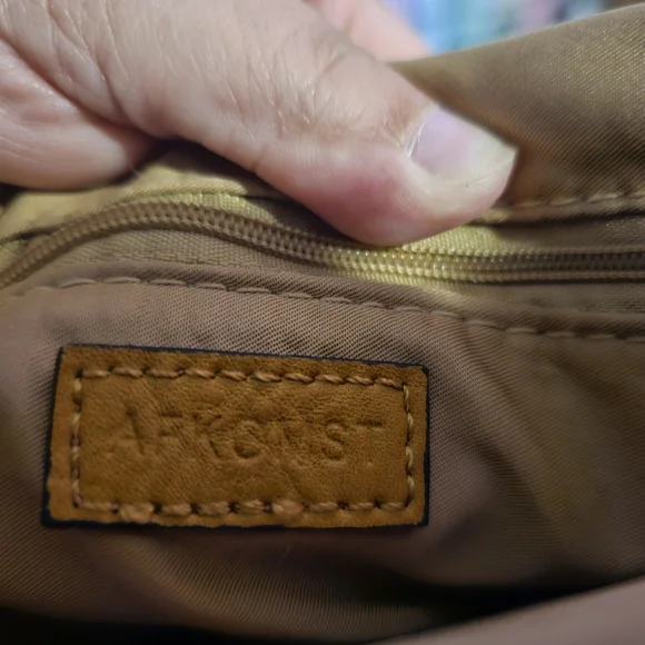 Elegant Tan Leather Crossbody Bag - Picture 8 of 9